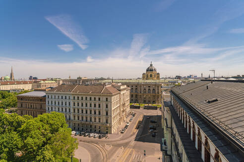 Naturhistorisches Museum und Gebäude gegen den Himmel in Wien, Österreich - TAMF02044