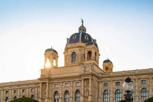 Tiefblick auf das Kunsthistorische Museum in Wien bei klarem Himmel - TAMF02047
