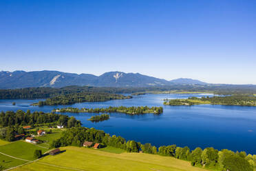 Schöne Aussicht auf den Staffelsee und die Insel Buchau, Bayerische Alpen, Deutschland - LHF00664