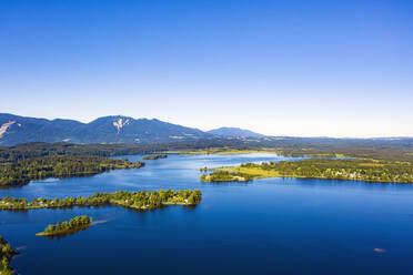 Drohnenaufnahme des wunderschönen Staffelsees und der Insel Buchau, Bayerische Alpen, Deutschland - LHF00666