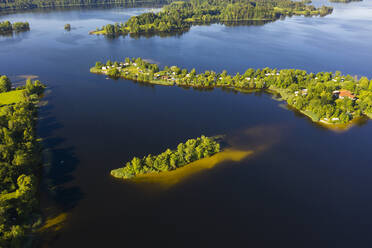 Idyllischer Blick auf den Staffelsee und die Insel Buchau, Bayerische Alpen, Deutschland - LHF00667