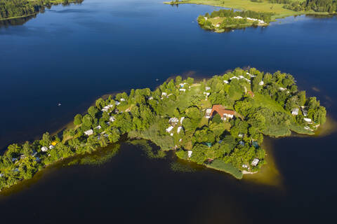 Idyllische Drohnenansicht der Insel Buchau in Oberbayern, Deutschland, lizenzfreies Stockfoto