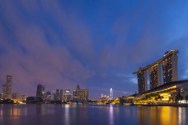 Skyline von Singapur mit Marina Bay, Singapur - HSIF00711