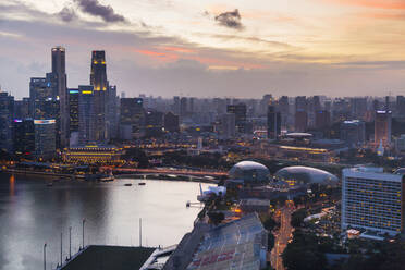 Skyline von Financial District, Esplanade Waterfront Promenade und Marina Bay, Singapur - HSIF00714