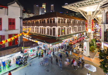 Menschen bei Nacht auf dem Chinatown-Markt, Singapur - HSIF00718