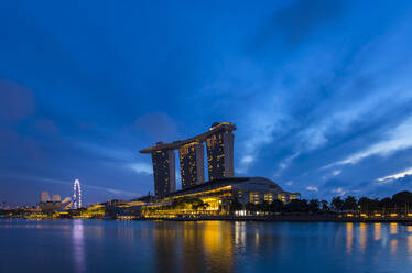 Skyline of Singapore with Marina Bay, Singapore - HSIF00723