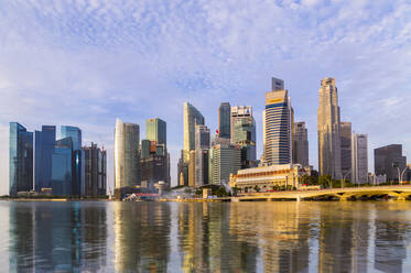 Skyline des Finanzviertels und der Marina Bay, Singapur - HSIF00727