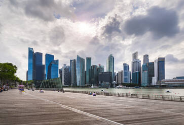 Skyline des Finanzviertels und der Marina Bay, Singapur - HSIF00740