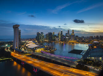 Skyline des Finanzviertels und der Marina Bay bei Sonnenuntergang, Singapur - HSIF00746