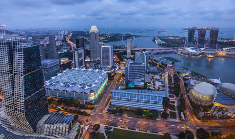 Skyline und Marina Bay an der Esplanade Waterfront Promenade, Singapur, lizenzfreies Stockfoto