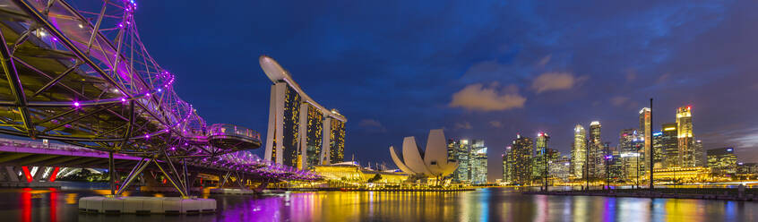 Skyline of Singapore with Marina Bay, Singapore - HSIF00751