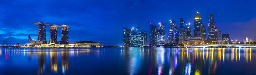 Skyline von Singapur mit Marina Bay, Singapur - HSIF00754
