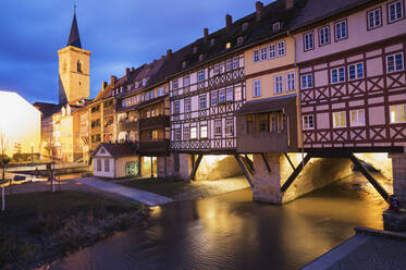 Kramerbrücke über die Gera in der Stadt bei Abenddämmerung, Erfurt, Deutschland - GWF06184