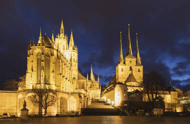 Beleuchtete Kirchen vor bewölktem Himmel in Erfurt bei Nacht, Deutschland - GWF06185