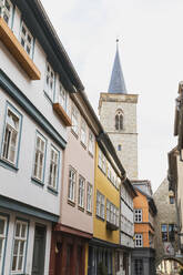 Niedriger Blickwinkel auf Wohngebäude und Kirche gegen den Himmel in Erfurt, Deutschland - GWF06190