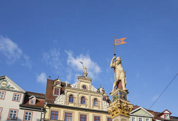 Niedriger Blickwinkel auf die Roland-Statue und das Renaissance-Gebäude vor blauem Himmel in Erfurt, Deutschland - GWF06192