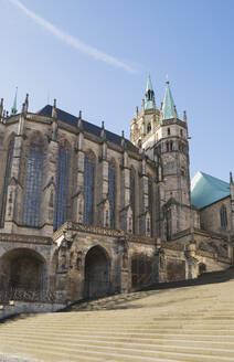 Stufen am Erfurter Dom vor blauem Himmel an einem sonnigen Tag, Deutschland - GWF06194