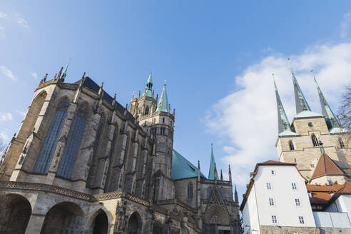 Niedriger Blickwinkel auf Kirchen vor blauem Himmel in Erfurt, Deutschland - GWF06195