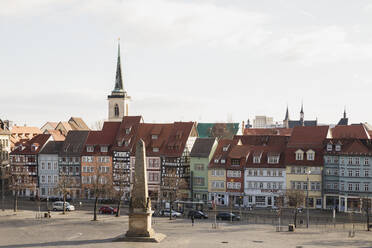 Hohe Winkelansicht von Wohngebäuden und Kirche gegen den Himmel in Erfurt, Deutschland - GWF06196