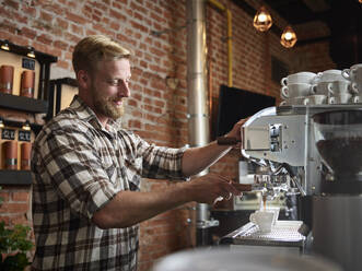 Mann bereitet Espresso in einem Café zu - CVF01436