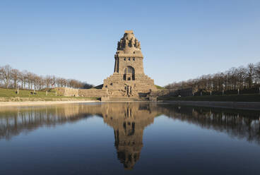 See der Tränen mit Spiegelung des Völkerschlachtdenkmals vor blauem Himmel, Sachsen, Deutschland - GWF06201
