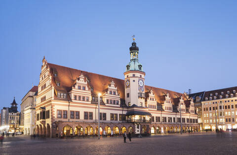 Tiefblick auf den Rathausturm vor blauem Himmel in Leipzig in der Abenddämmerung, Deutschland, lizenzfreies Stockfoto