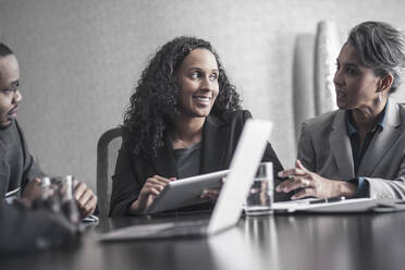 Geschäftsleute verwenden digitale Tabletts in Meetings - BLEF13496