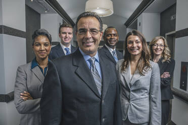 Geschäftsleute lächelnd im Bürokorridor - BLEF13522