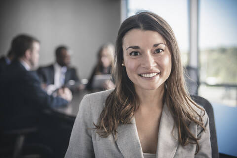 Geschäftsfrau lächelnd im Konferenzraum, lizenzfreies Stockfoto