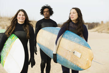 Surfer tragen Bretter am Strand - BLEF13613