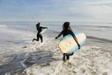 Surfer tragen Bretter in den Wellen - BLEF13617