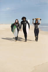 Surfer tragen Bretter am Strand - BLEF13620