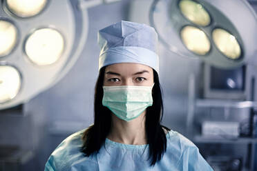 Kaukasischer Chirurg mit Maske im Operationssaal - BLEF13624