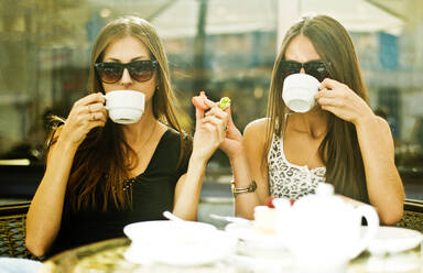 Frauen beim gemeinsamen Kaffeetrinken in einem Straßencafé - BLEF13652