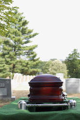 Absenkung des Sarges in das Grab auf dem Militärfriedhof, Arlington, Virginia, Vereinigte Staaten - BLEF13660