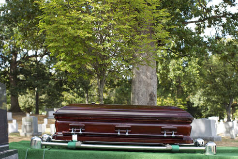 Absenkung des Sarges in das Grab auf dem Militärfriedhof, Arlington, Virginia, Vereinigte Staaten - BLEF13661