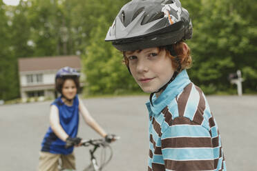 Jungen fahren gemeinsam im Freien Fahrrad - BLEF13676