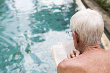 Senior Caucasian man examining swimming pool - BLEF13720