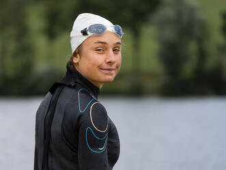 Porträt einer jungen Triathletin an einem See - STSF02172