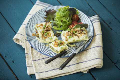 Schwabentaschen mit Röstzwiebeln, Käse und Salat, lizenzfreies Stockfoto