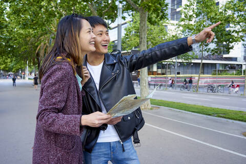 Touristenpaar, das die Stadt besichtigt und einen Stadtplan in der Hand hält, Barcelona, Spanien, lizenzfreies Stockfoto