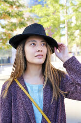 Porträt einer Frau, die einen Hut trägt, Barcelona, Spanien - GEMF03081