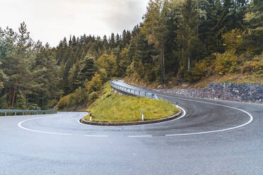 Leere kurvenreiche Straße in den italienischen Alpen, Italien - WPEF01667