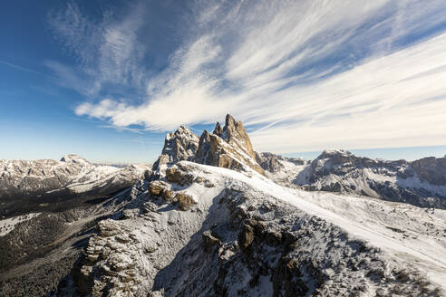 Seceda-Gipfel und schneebedeckte Berge gegen den Himmel, Italien - WPEF01672