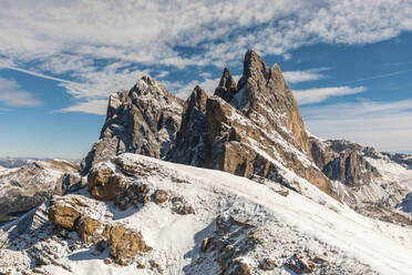 Idyllische Aufnahme des schneebedeckten Seceda-Gipfels und der Berge gegen den Himmel, Italien - WPEF01673
