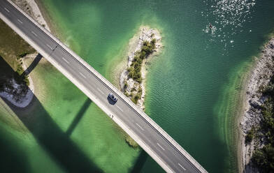 Luftaufnahme eines Autos beim Überqueren einer Brücke, Stausee Sylvenstein, Bayern, Deutschland - CVF01441
