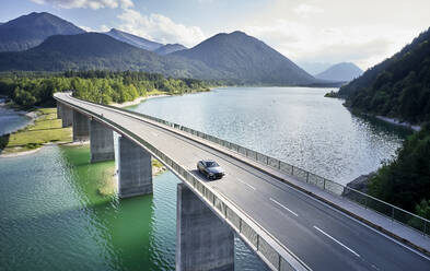 Luftaufnahme eines Autos beim Überqueren einer Brücke, Stausee Sylvenstein, Bayern, Deutschland - CVF01442