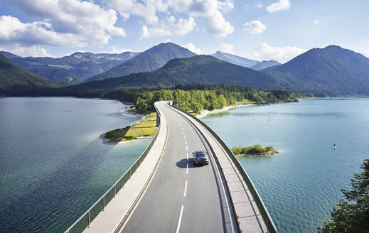 Luftaufnahme eines Autos beim Überqueren einer Brücke, Stausee Sylvenstein, Bayern, Deutschland - CVF01443