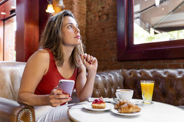 Young blogger working in a cafe - AFVF03644