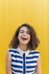 Porträt einer glücklichen jungen Frau, gelber Hintergrund - AFVF03678